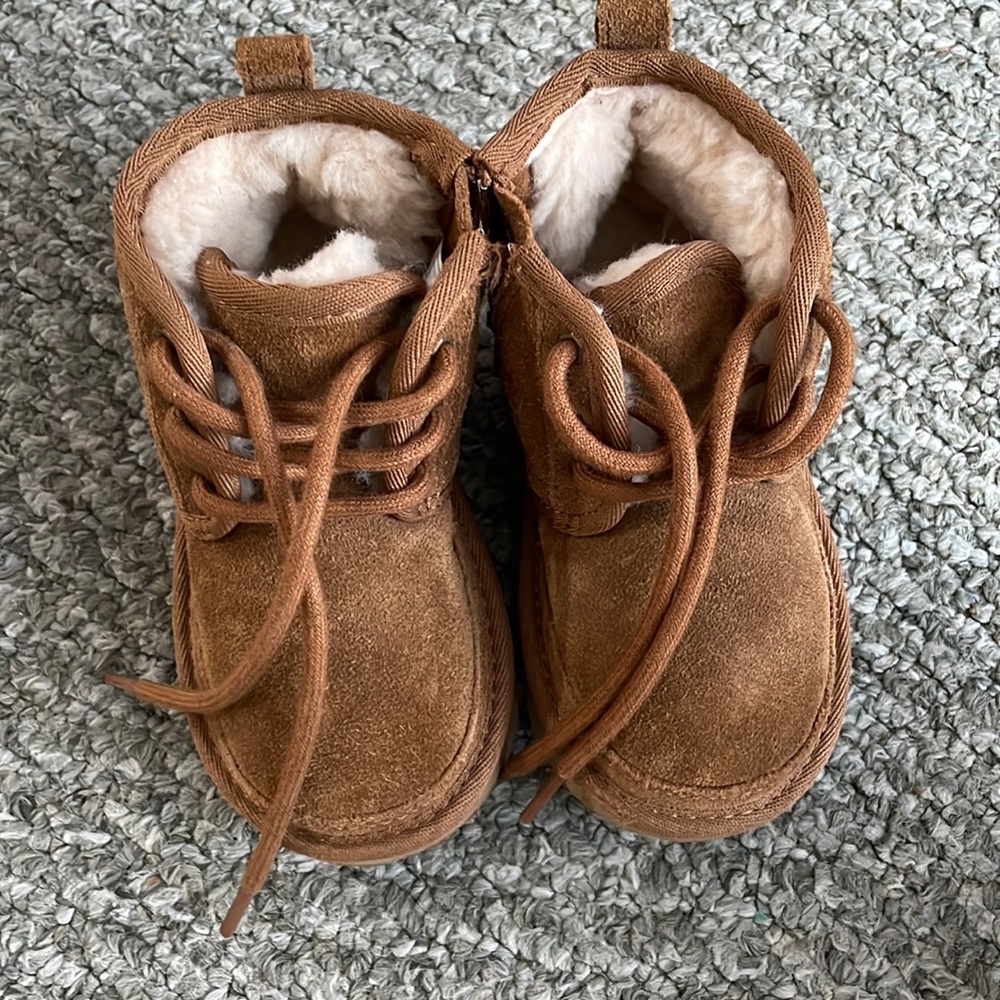 Size 8 kids Neumel II Boot. chestnut color